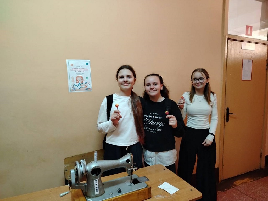 4 марта в рамках фестиваля наук прошёл конкурс «Заправь швейную машинку и получи приз» Участникам нужно было правильно заправить от нитку в швейную машинку